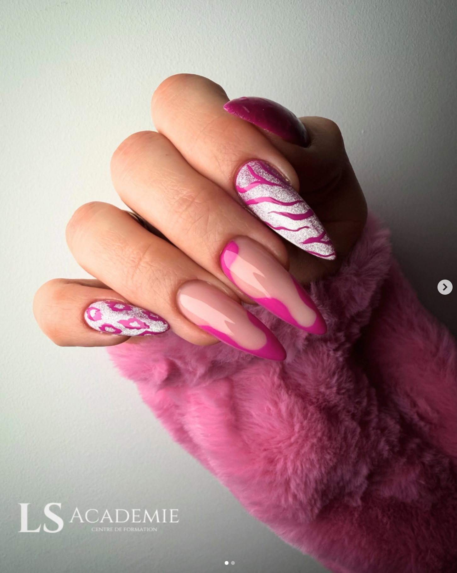 Nail art rose fuchsia motifs zèbre et léopard pailletés — LS Académie Nice