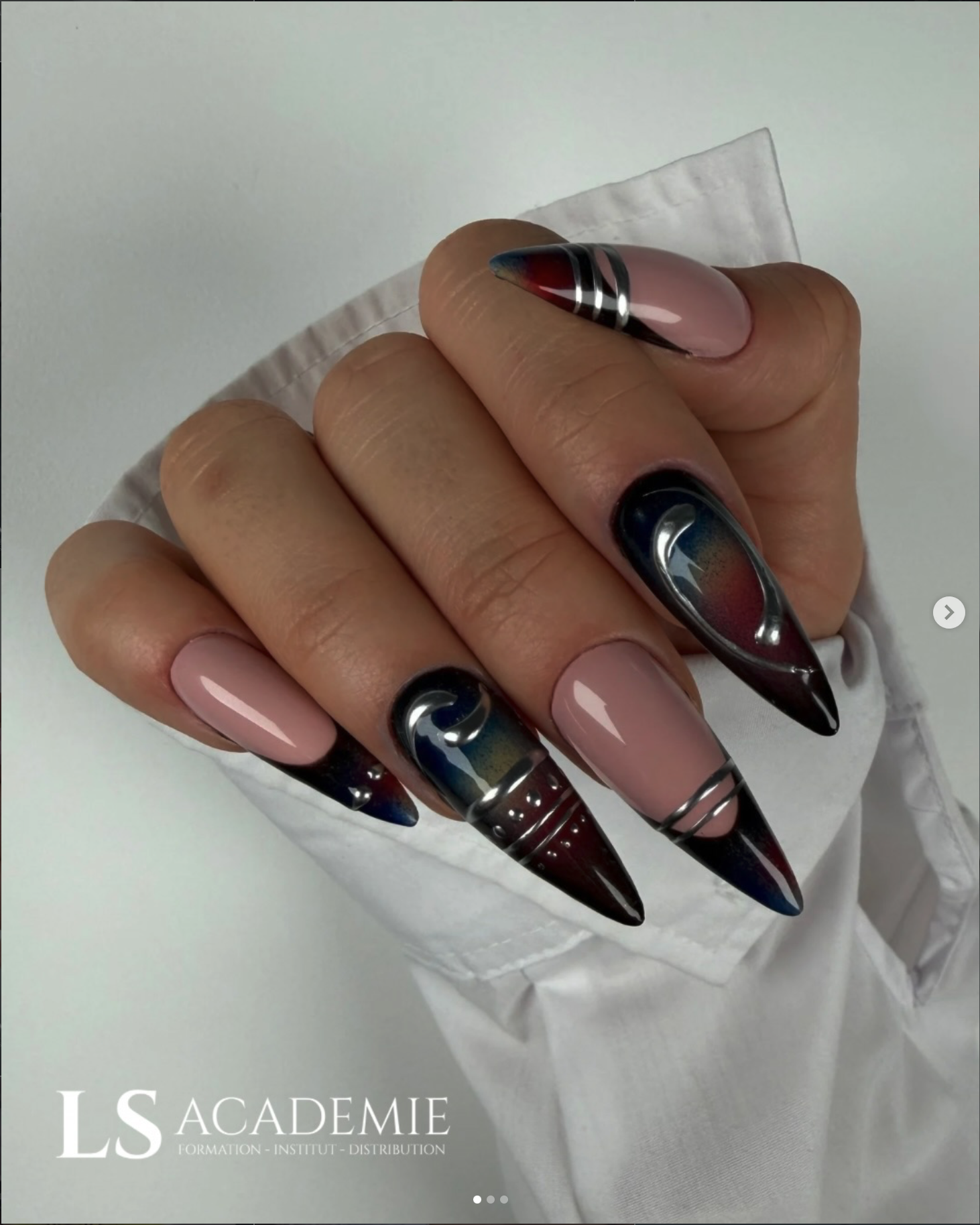 Nail art stiletto chrome bleu et bordeaux — réalisation LS Académie Nice