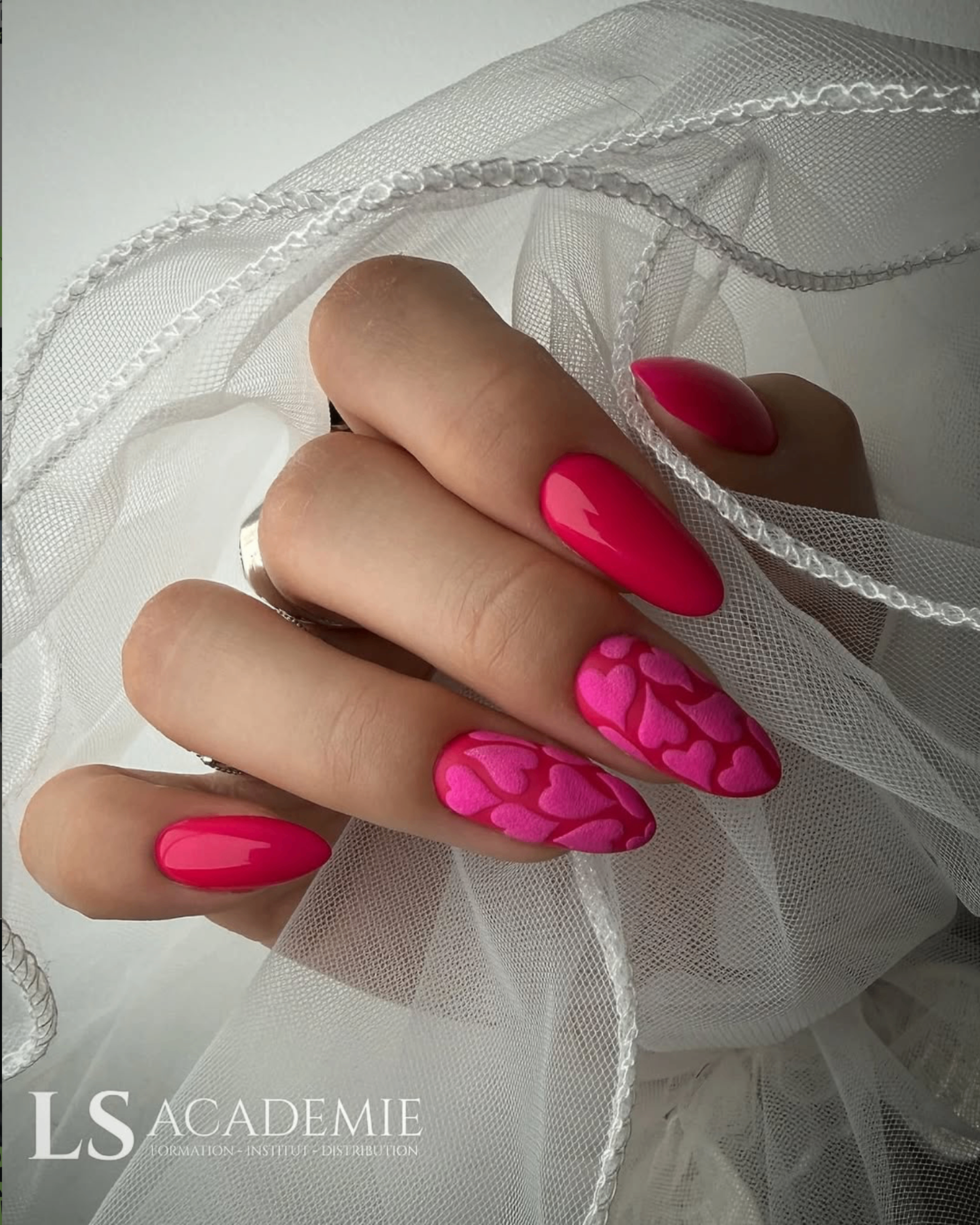 Ongles rose néon avec motifs cœurs en relief — LS Académie Nice