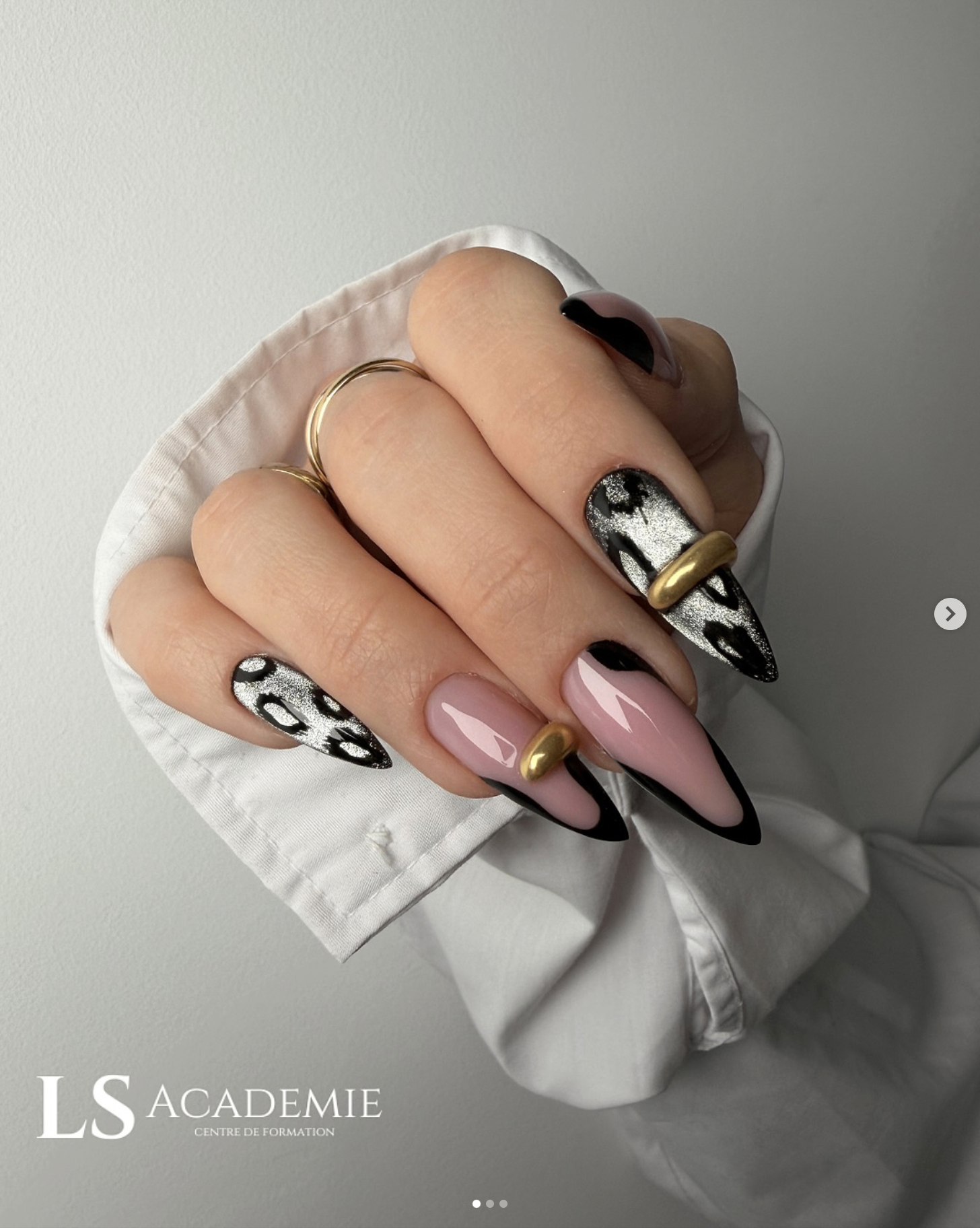 Ongles amande noir argenté avec accessoires dorés — LS Académie Nice